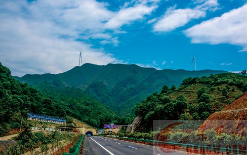 记者实地探访黄阳一级公路 开发区段已具备通行条件 防护工程仍在进行中 阳新段预计10月初基本建成