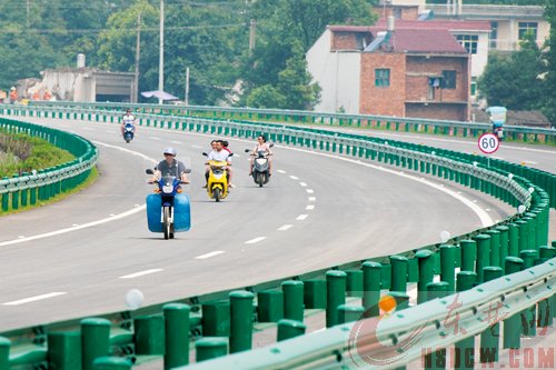 记者实地探访黄阳一级公路 开发区段已具备通行条件 防护工程仍在进行中 阳新段预计10月初基本建成