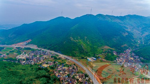 记者实地探访黄阳一级公路 开发区段已具备通行条件 防护工程仍在进行中 阳新段预计10月初基本建成