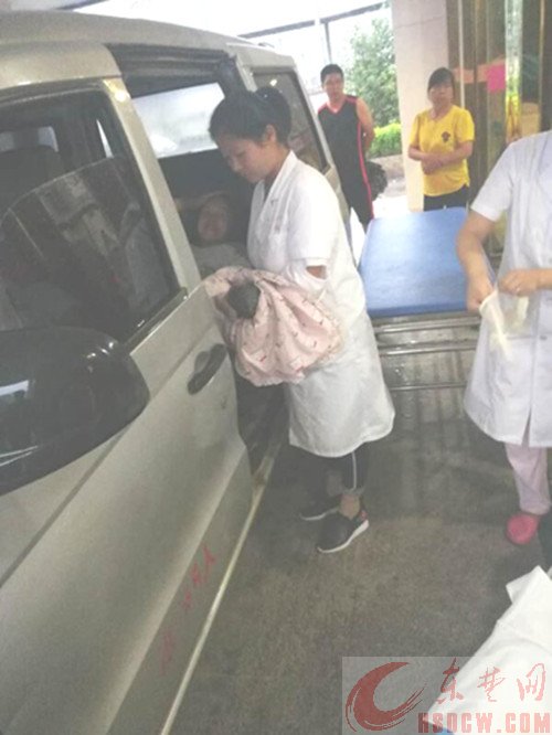 腹中宝宝“迫不及待” 产妇出现险情 80后女医生私家车内接生