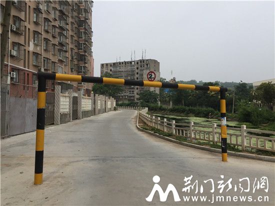 沿渠路