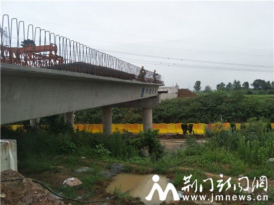 上跨武荆高速桥