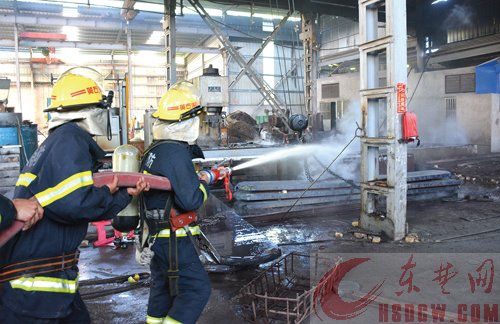 淬火油池起火,工人用灭火器灭火不管用 消防官兵切断电源,将火扑灭 淬火油池起火,工人用灭火器灭火不管用 消防官兵切断电源,将火扑灭