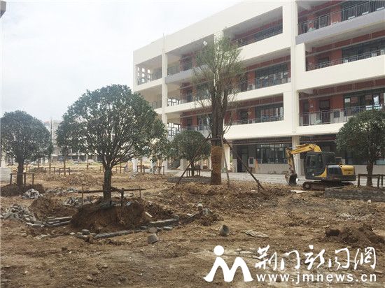 20日施工方正在进行场地绿化