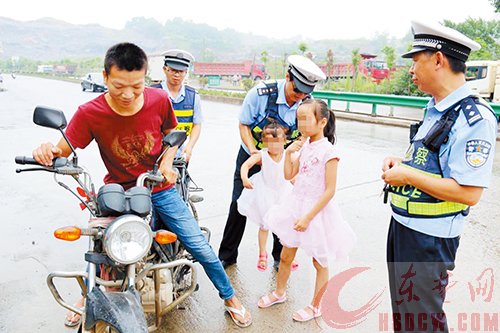 一名男子驾驶无牌摩托车带着两个孩子被交巡警铁山大队民警拦下