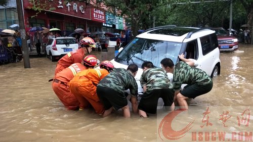 消防官兵抬出小车 消防官兵抬出小车
