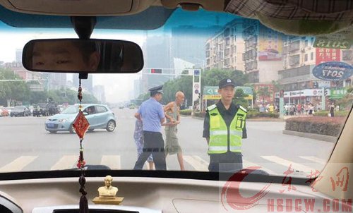 十字路口执勤,扶老奶奶过马路 大冶东风路派出所所长获点赞 十字路口执勤,扶老奶奶过马路 大冶东风路派出所所长获点赞