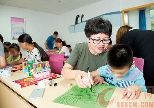 义工美术老师明清玲和她的特殊儿童学生