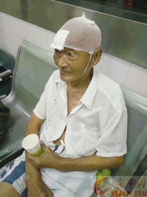老爹爹夜间意外摔伤 过路好心人接力救助