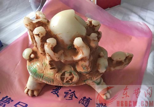 一伙骗子街头“做笼子” 老汉三千元买的“玉乌龟”是塑料品